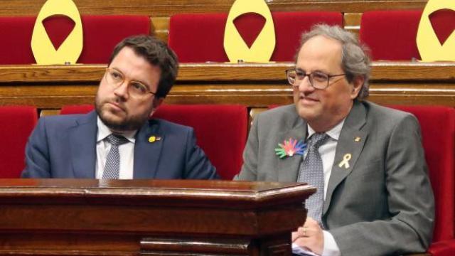 El vicepresidente del Gobierno catalán Pere Aragonès (i) y el presidente de la Generalitat Quim Torra (d) en sus escaños del Parlament / PARLAMENT