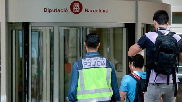 Varios agentes de la Policía Nacional entran en un edificio de la Diputación de Barcelona para investigar las subvenciones concedidas / EFE