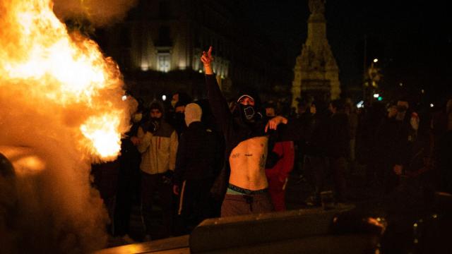 Un manifestante durante las protestas en contra de la encarcelación del rapero Pablo Hasél en Barcelona / DAVID ZORRAKINO - EUROPA PRESS
