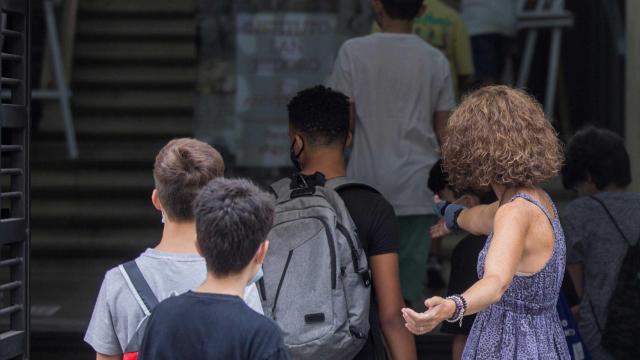 Un grupo de alumnos con una docente, que estarán sujetos a un programa de bienestar emocional / EUROPA PRESS