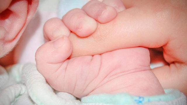 Un bebé agarra el dedo de su madre / PIXABAY