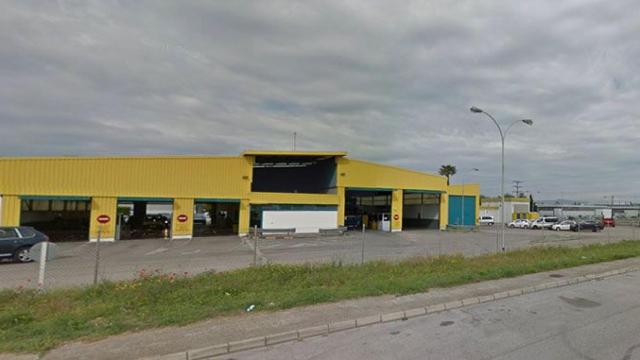 Exterior de una nave industrial en el polígono de Celrà (Girona), donde se han encontrado ocho inmigrantes escondidos en un camión / CG