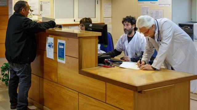 Imagen de un ambulatorio catalán gestionado por el Instituto Catalán de Sanidad (ICS); Recorte general de horarios en los ambulatorios catalanes / CG