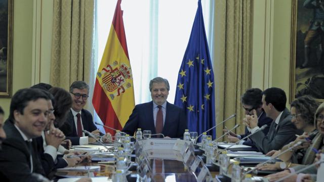 El ministro de Educación, Íñigo Méndez de Vigo, preside la reunión con los consejeros de las comunidades autónomas para posponer las reválidas / EFE