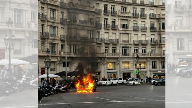 Un coche arde en pleno centro de Barcelona / Alex Tarragó