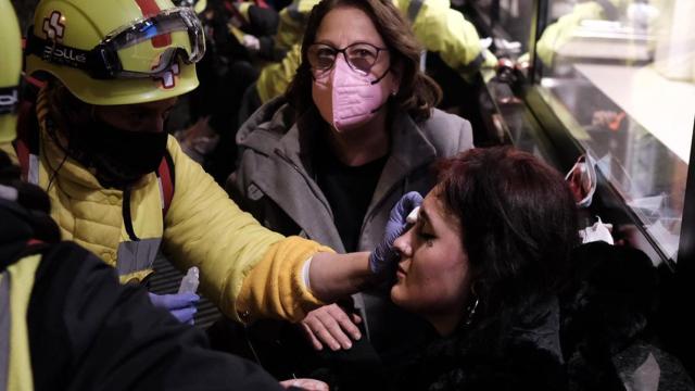 Los sanitarios atienden a la joven herida en un ojo durante la manifestación de apoyo a Pablo Hasél / PABLO MIRANZO - CRÓNICA GLOBAL