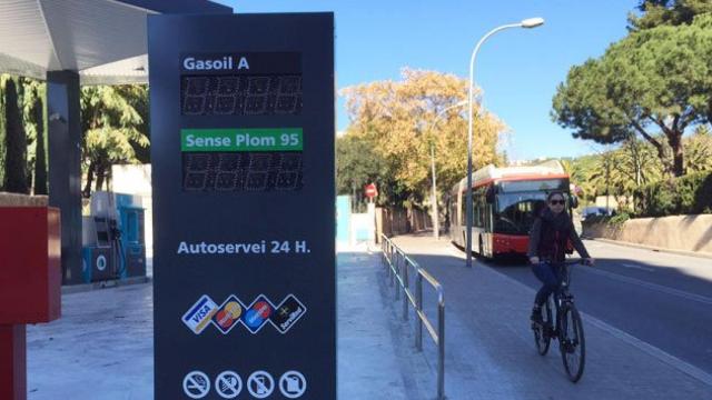 La nueva gasolinera Green Oil de Sarrià y una ciclista bajando por la calle Eduardo Conde / CG