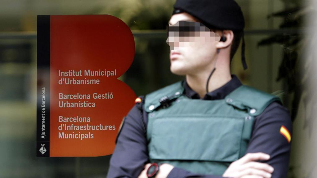 Agente de la Guardia Civil vigilando la entrada de la sede de Bimsa (Barcelona d'Infraestructures Municipals SA) / EFE