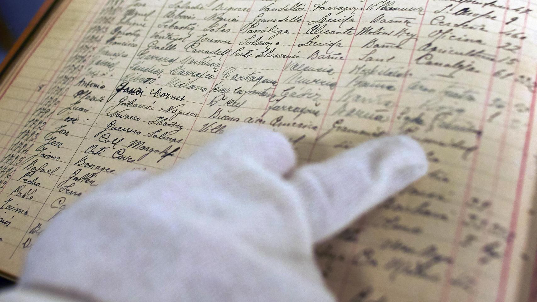 Uno de los pergaminos del archivo histórico del Hospital Sant Pau / Alejandro García