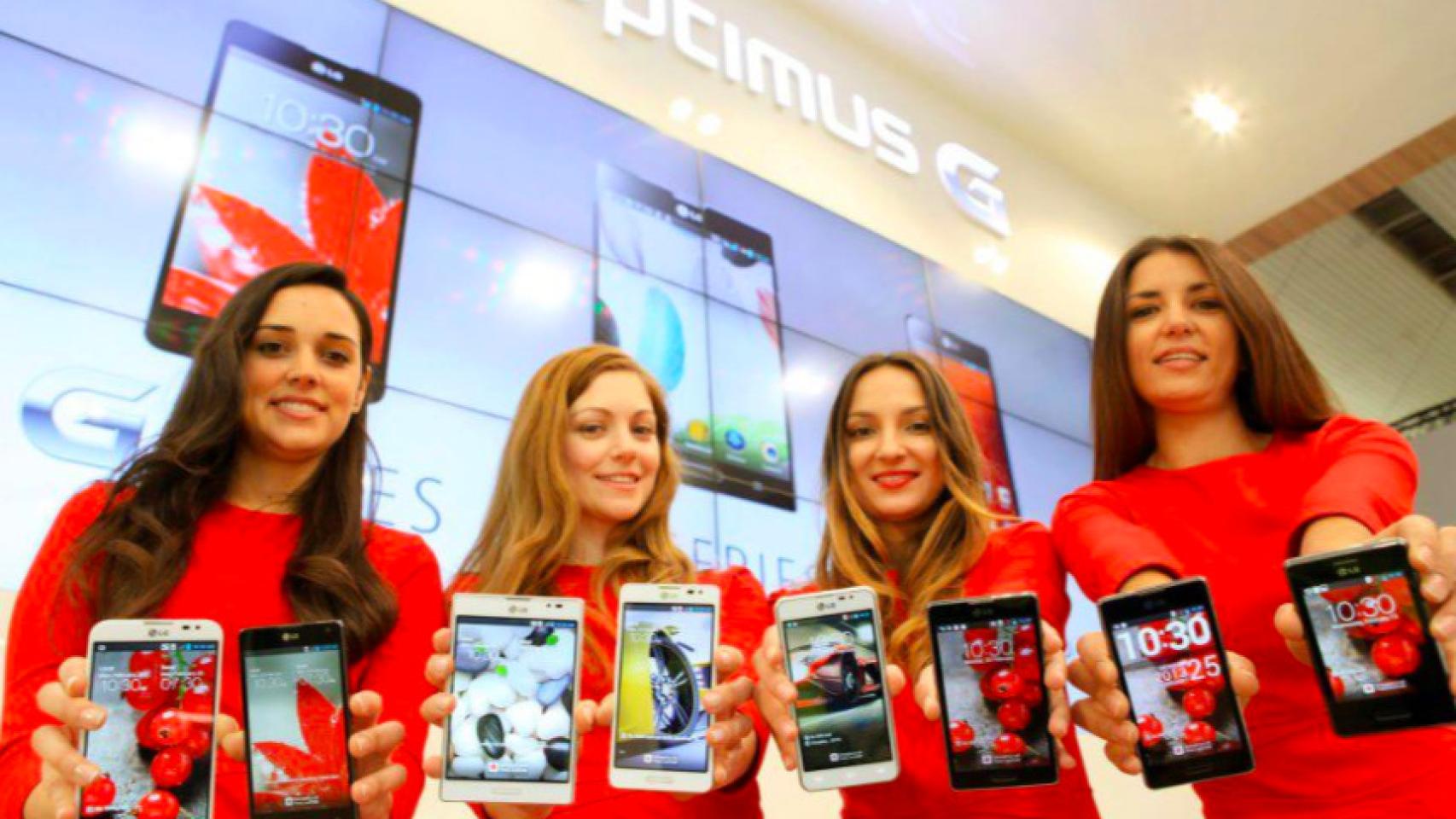 Azafatas mostrando uno de los nuevos productos del Mobile World Congress