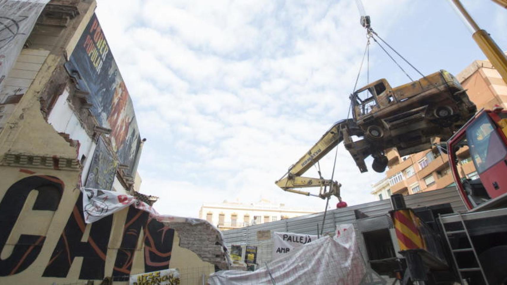 Retirada de una excavadora de Can Vies / EFE