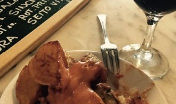                       Bravas y vino/ Foto de Núria F. en TripAdvisor