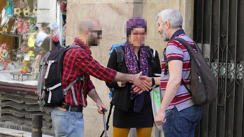 Mark Serra acude al encuentro con los supuestos usuarios de Airbnb / Metromuster