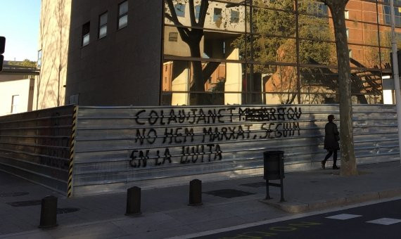 Pintada en la valla del edificio que se prevé que acoja el albergue de la Vila Olímpica / P. A.