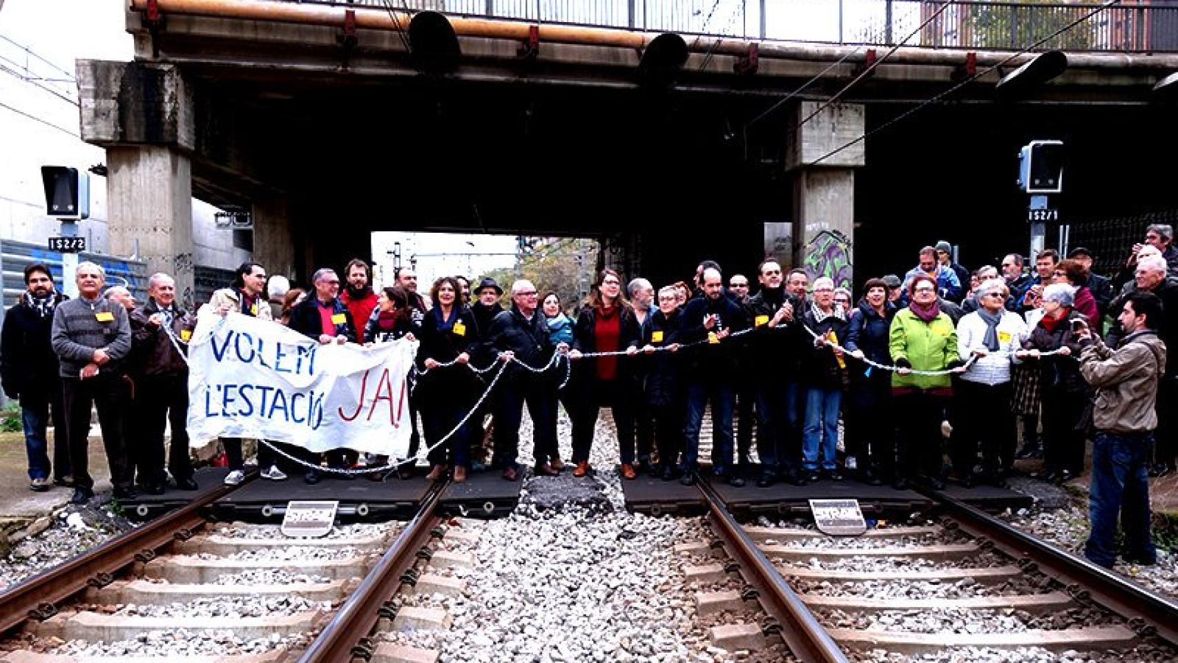 Encadenada en la estación de Sant Andreu Comtal, el pasado diciembre / DGM