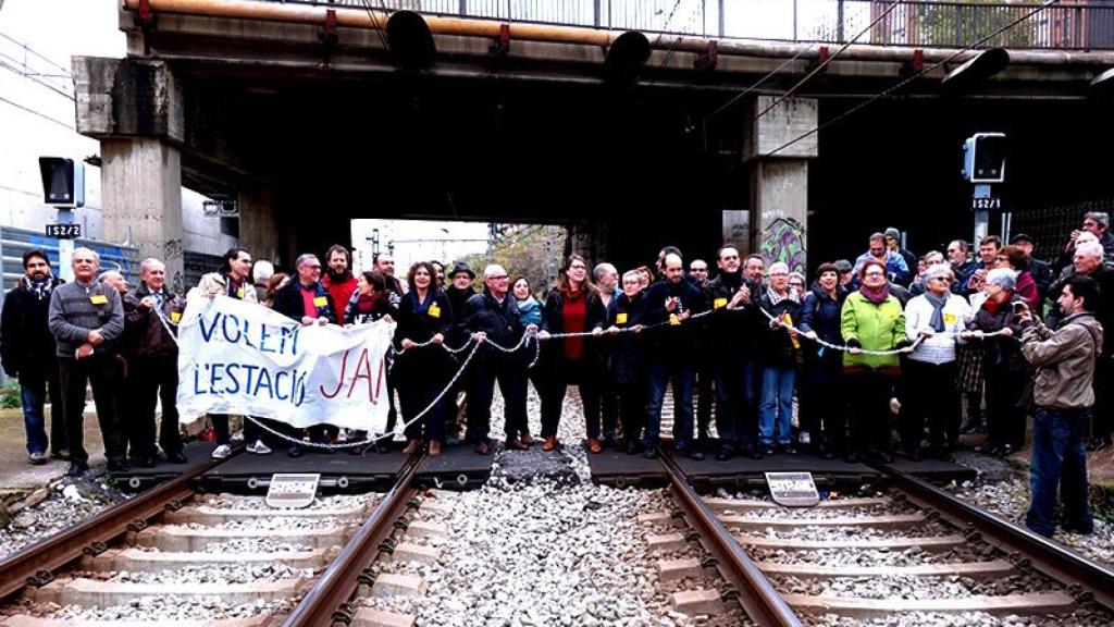 Encadenada en la estación de Sant Andreu Comtal, el pasado diciembre / DGM
