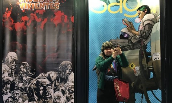 Un joven haciéndose un selfie en el Salón del Cómic / MS