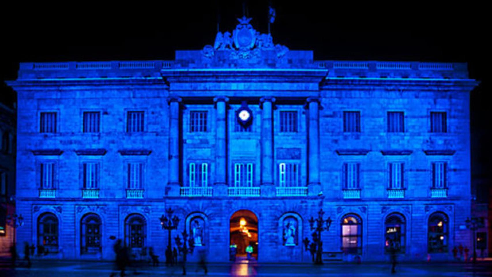 La fachada del Ayuntamiento de Barcelona se ha teñido de azul para dar visibilidad al autismo / Conéctate al Azul
