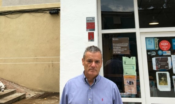 Antonio Mateo Sampedro, presidente de la Associació de Veïns de Montbau, delante de la sede de la AAVV / P. A.