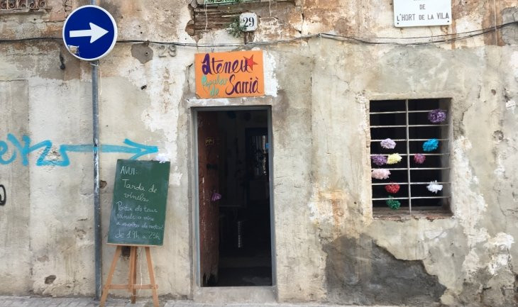 Fachada del Ateneu Popular de Sarrià en la calle de L'Hort de la Vila / XFDC