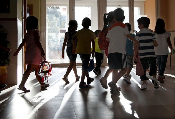 Niños entrando en la escuela / EFE