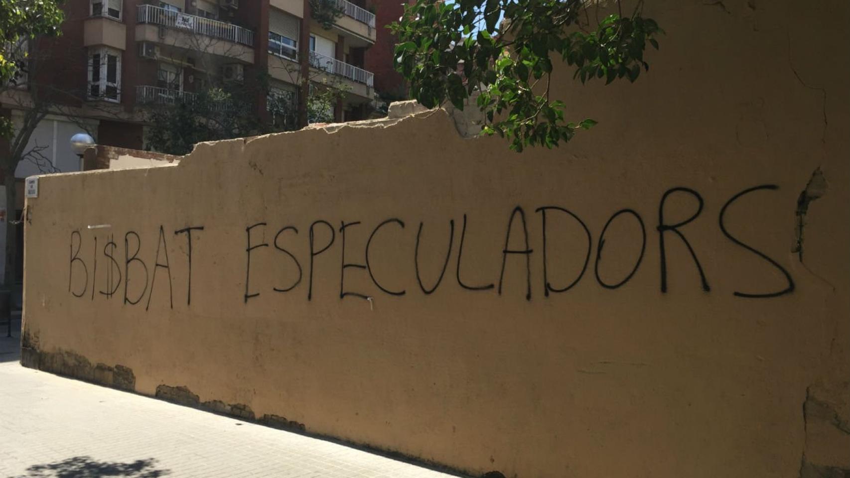 Pintadas en un muro del barrio de Les Corts