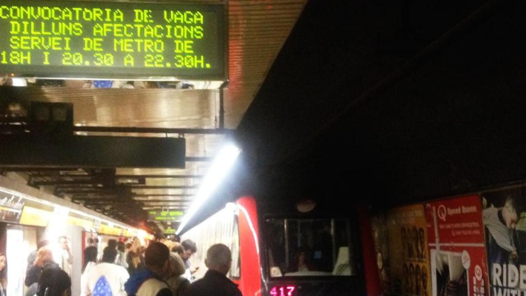 Pasajeros esperando al metro / M.S.