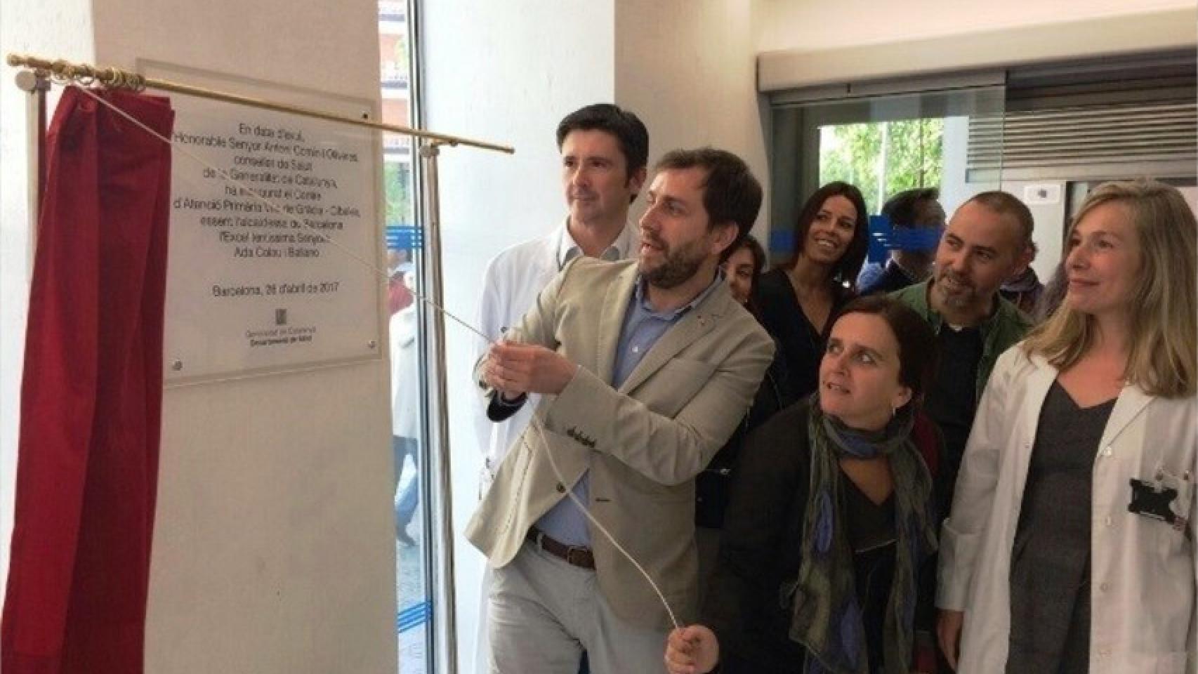 El conseller Toni Comín descubre la placa de la inauguración del centro sanitario / EP
