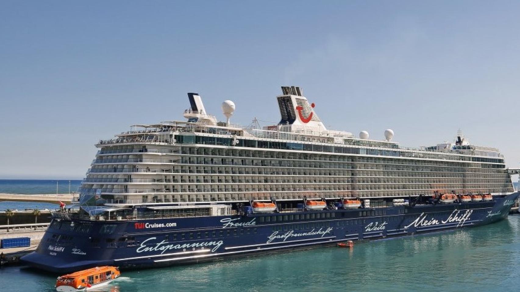 Varios cruceros atracados en el Puerto de Barcelona / PORT DE BARCELONA