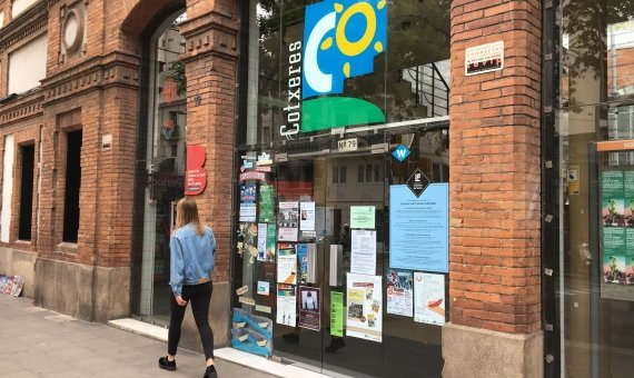 Acceso principal a Cotxeres donde se muestran algunas de las actividades / MS