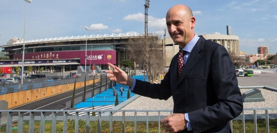 Jordi Moix con el Camp Nou de fondo