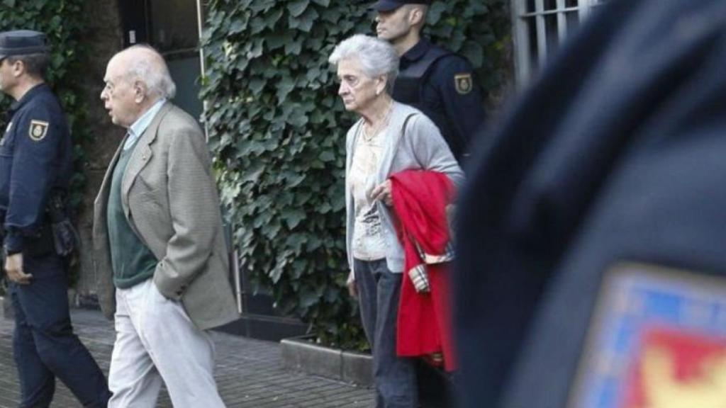 Jordi Pujol y su esposa, Marta Ferrusola, salen de su domicilio durante un registro de la UDEF / EFE-Quique García