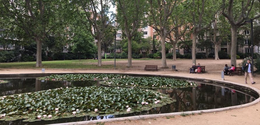 El estanque del Turó Park, con la pradera de fondo, que ahora es un arenal por el uso intensivo que se hace / XFDC