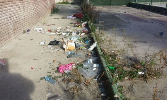 Estado de la pista del Tenis Meridiana, donde juega la Escola Arrels / S.S