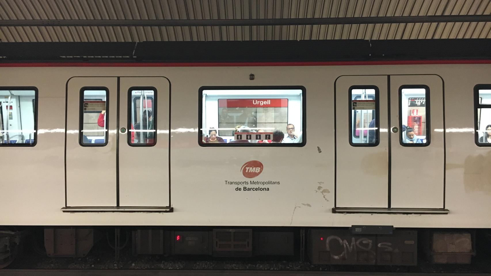 Vagón del metro de Barcelona en la estación de Urgell / MS