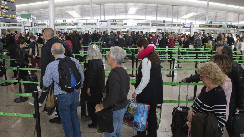 Colas en los controles de seguridad en el Aeropuerto de Barcelona / EFE