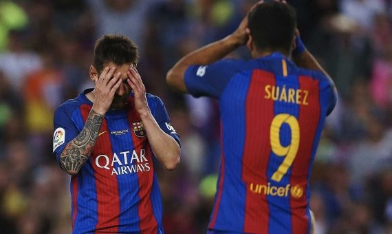 Leo Messi y Luis Suárez lamentándose