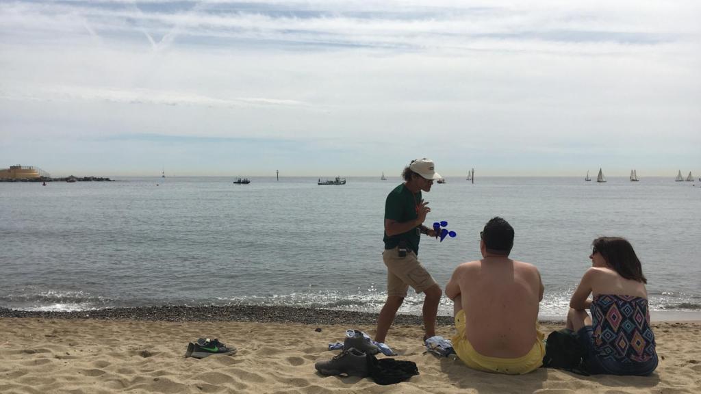 Educadores ambientales en la Barceloneta / MS