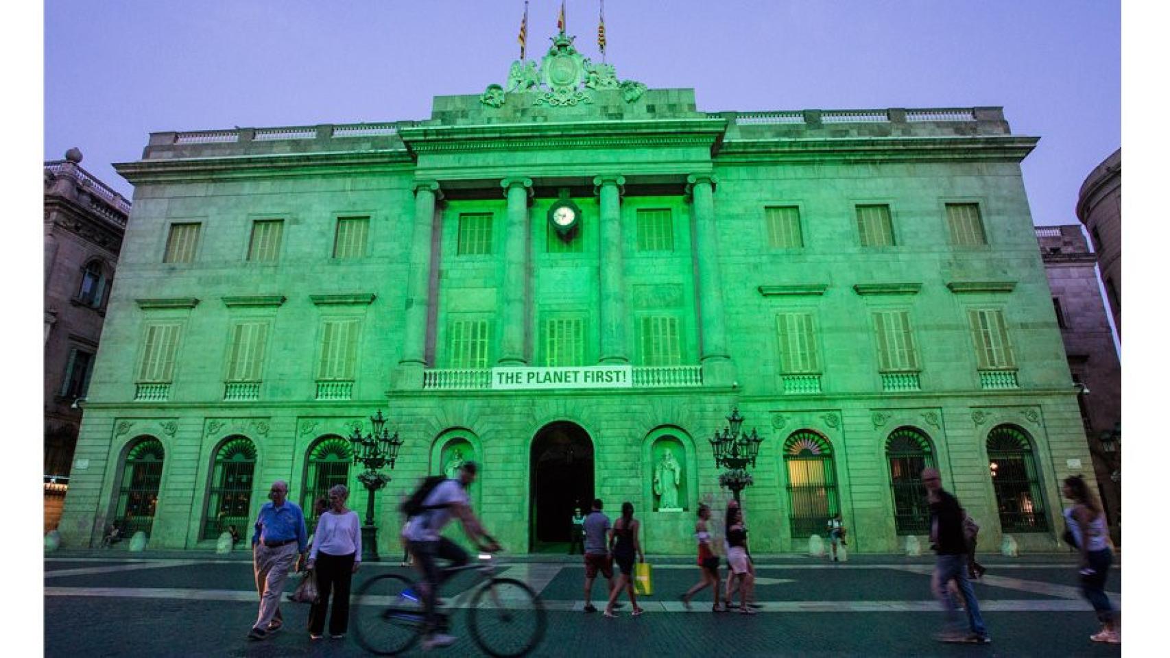 Imagen del Ayuntamiento iluminado de verde en favor del Acuerdo de Paris / Ajuntament