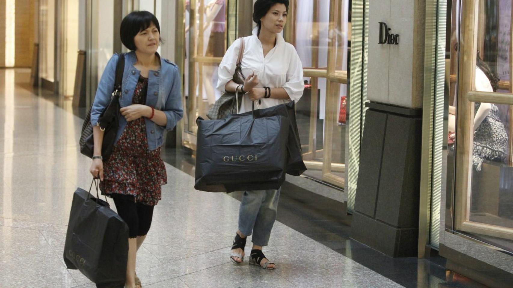 En ciudades como Ginebra los turistas gastan más de 180 euros diarios en compras / EFE/Álex Hofford