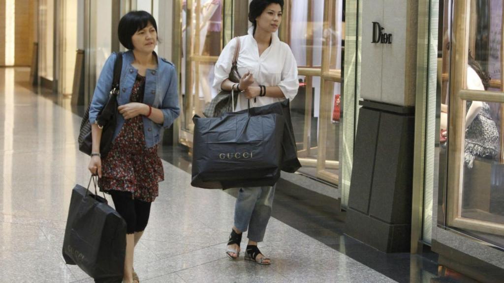 En ciudades como Ginebra los turistas gastan más de 180 euros diarios en compras / EFE/Álex Hofford