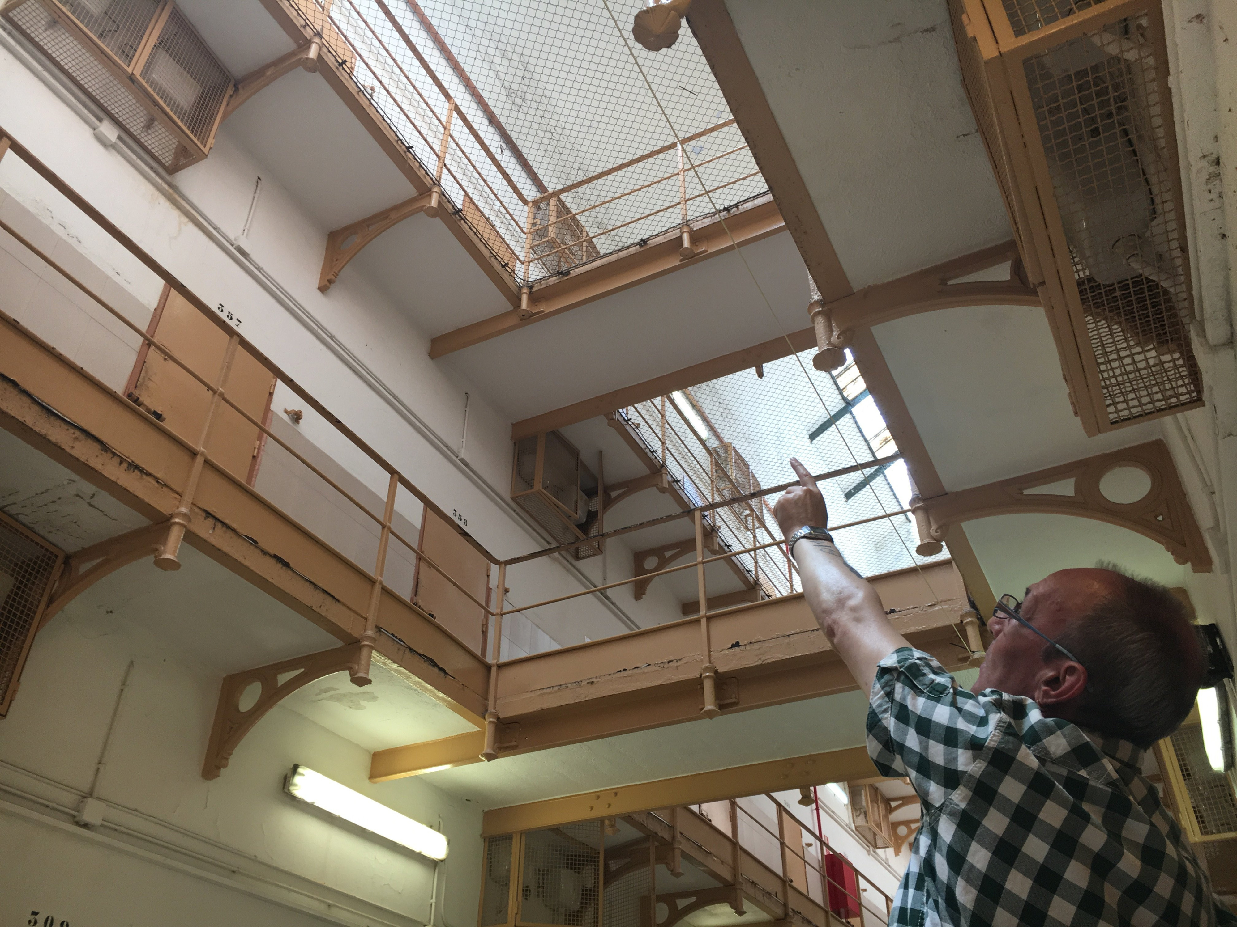 Miguel Millet, expreso de La Modelo, señala una de las celdas por las que pasó / M.S.