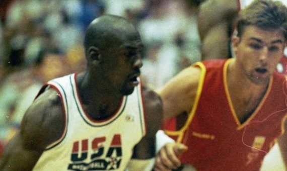 Rafa Jofresa defendiendo a Michael Jordan