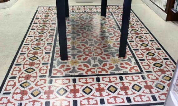 Mosaico en el suelo de una farmacia en la calle Ferrán. / CR