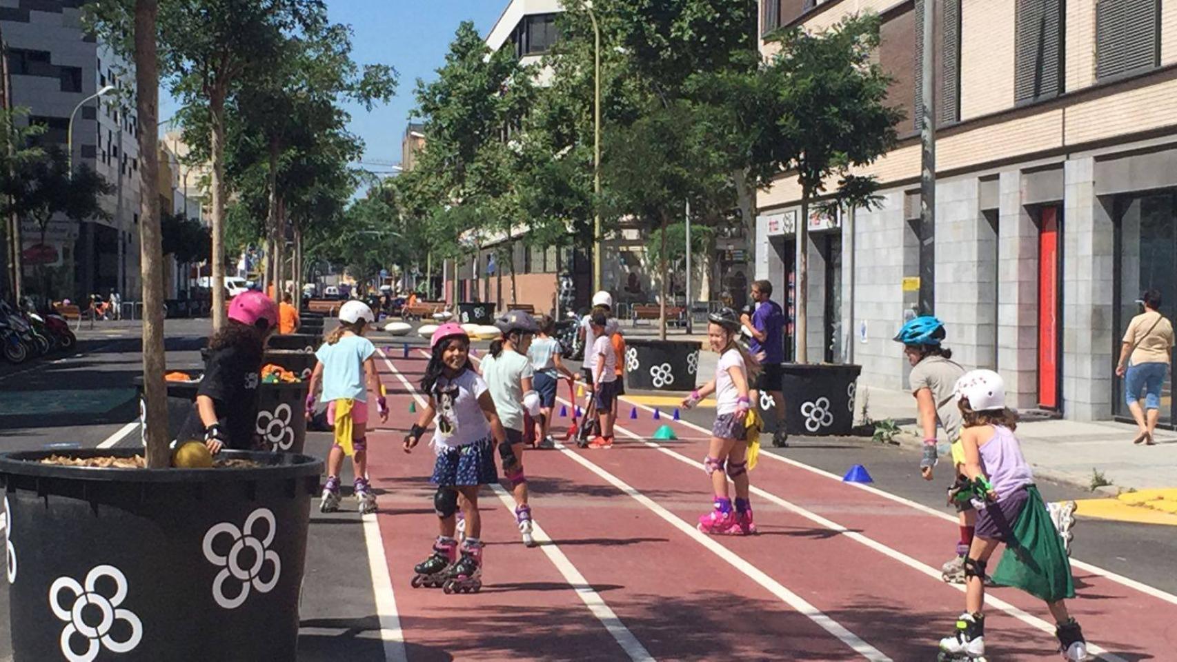 Niños patinando en la superilla del Poblenou / JORDI GINABREDA