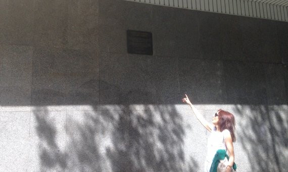 Anna Maria batalla señalando la placa / M.S.