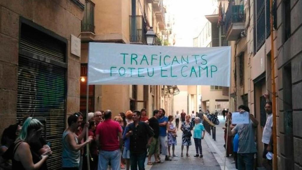 Concentración de vecinos del Raval frente a un punto de venta / Cuenta de Twitter @accioraval