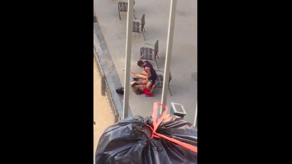 Pareja manteniendo sexo en la Barceloneta