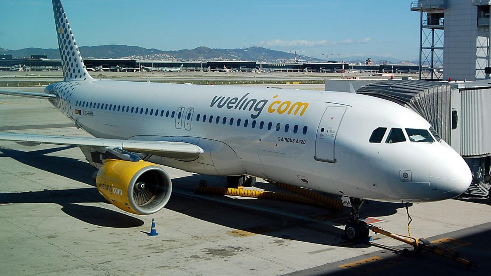Avión de Vueling aparcado en el aeropuerto de Barcelona