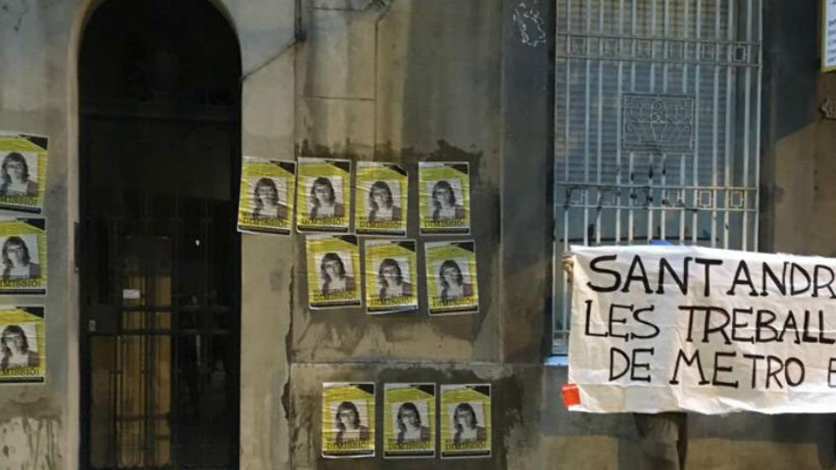 Manifestantes aguantando una pancarta junto a la portería de Vidal / M.S.
